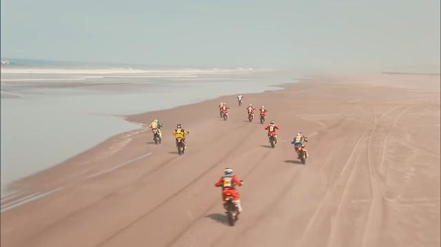 画像: 海岸沿いの複数台による走行シーンは、かつてのアフリカ時代のダカール海岸を思い出させますね・・・(しみじみ?)。 www.youtube.com