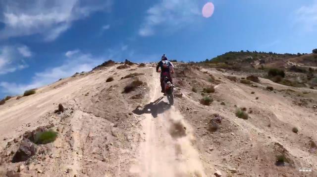 画像: GoProにドローンなどを組み合わせて、凝った映像の数々を撮影。コル・デ・ナルゴの自然のなかで、J.ウォーカーがKTMとともに躍動します! www.youtube.com