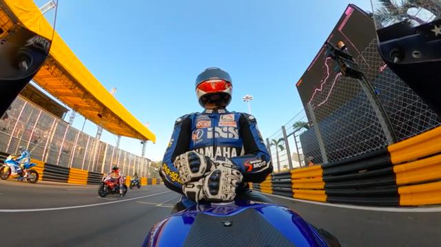 画像: 自身が主宰するセイガー・レーシングのヤマハYZF-R1の車上で、スタートを待つH.セイガー。 www.youtube.com