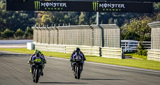 画像: ともにヤマハYZR-M1に乗って、ランデブー走行を楽しむV.ロッシ(左)とL.ハミルトン。