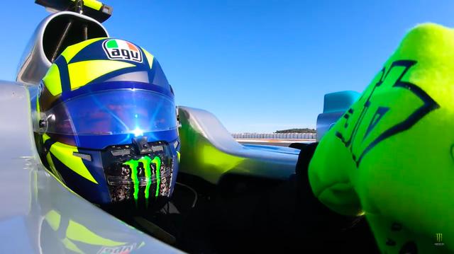 画像: コーナーの先に、視線を送るV.ロッシ! www.youtube.com