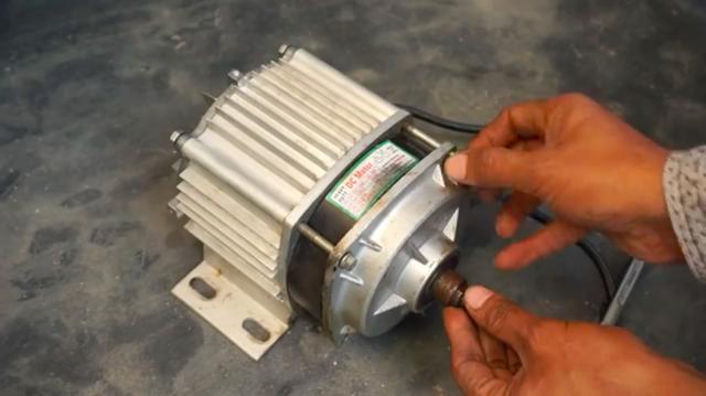 画像: 新たに使う動力は、750ワット/48ボルトの電気モーターです・・・。 www.youtube.com