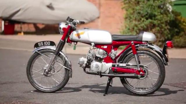 画像: もともと、クランクケース上の空間に余裕があるホンダSS50なので、もうひとつシリンダーが載っかってもあまり違和感のない仕上がりになっていますね。 www.youtube.com