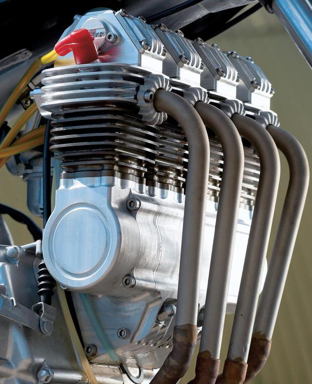 画像: 自作の4気筒シリンダーが、オリジナルモンキーのクランクケースにつながる構造です。 www.motocykl-online.cz