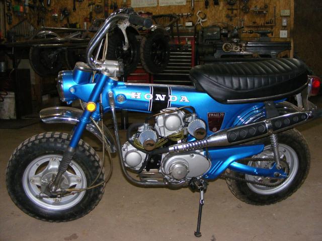 画像: 排気量は140ccというVツインを搭載するダックスホンダST70。製作者のコメントによると、キャブレターとエアクリーナー以外はOEMパーツを使っているとか。そのためか、非常に純正っぽさが保たれてますね。 i68.servimg.com
