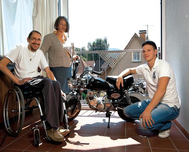 画像: 車椅子の上で笑顔を見せるのが、製作者のディーターさんです。後ろは奥様のペトラさん、そして右は息子のファビアンさんです。 www.motocykl-online.cz