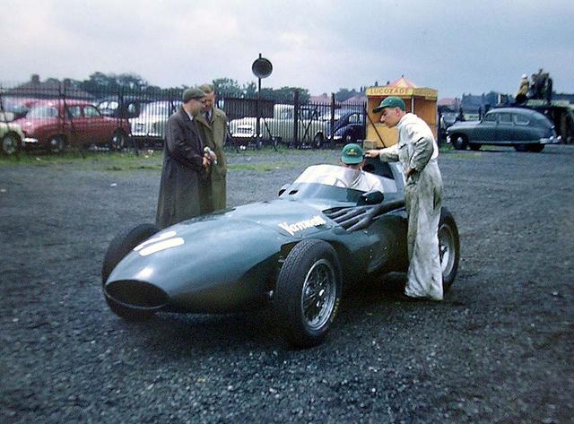 画像: チーム初勝利となった1957年英国GPでの、ヴァンウォールVW5。 en.wikipedia.org
