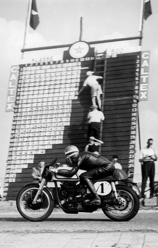 画像: 1952年、ダッチTT(アッセン)500ccクラスをノートンで走るデューク。 theselvedgeyard.files.wordpress.com