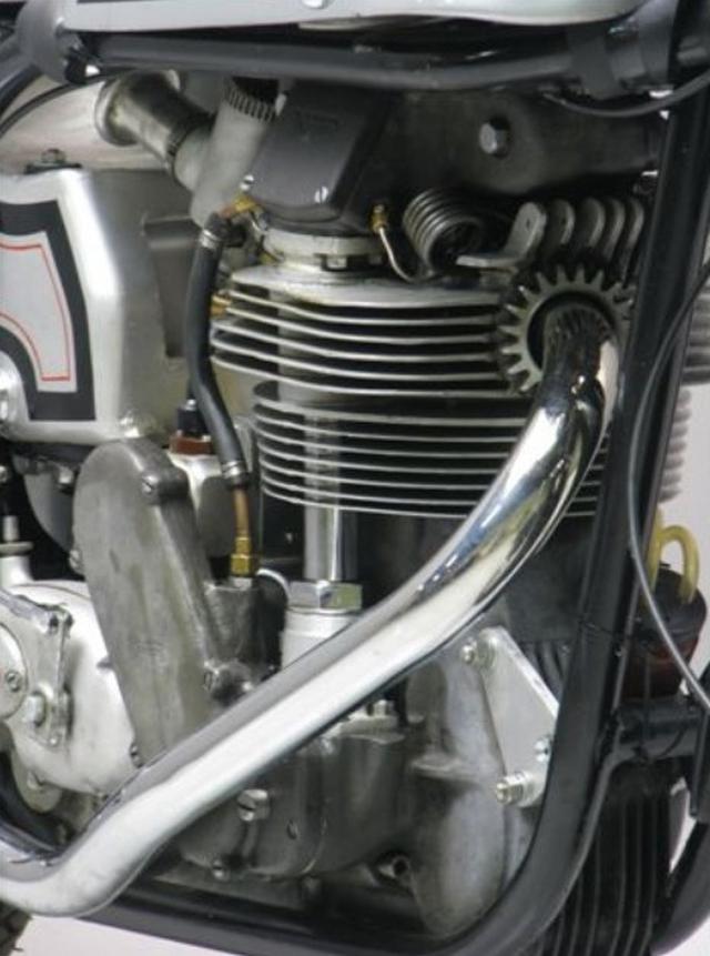 画像: 1956年型ノートンマンクス40M(350cc)機関部。このエンジンはボア・ストロークや動弁系の変更などを受けて長年発展しましたが、OHC単気筒というフォーマットは変わることはありませんでした。 upload.wikimedia.org