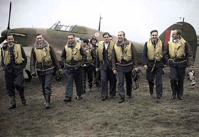 画像: 303スコードロンのポーランド軍人たち。英国上空でのドイツ空軍との戦い・・・バトル・オブ・ブリテンでは、彼らは英軍機に搭乗して活躍。伝説的な活躍で英国の勝利に貢献しました。 pl.wikipedia.org