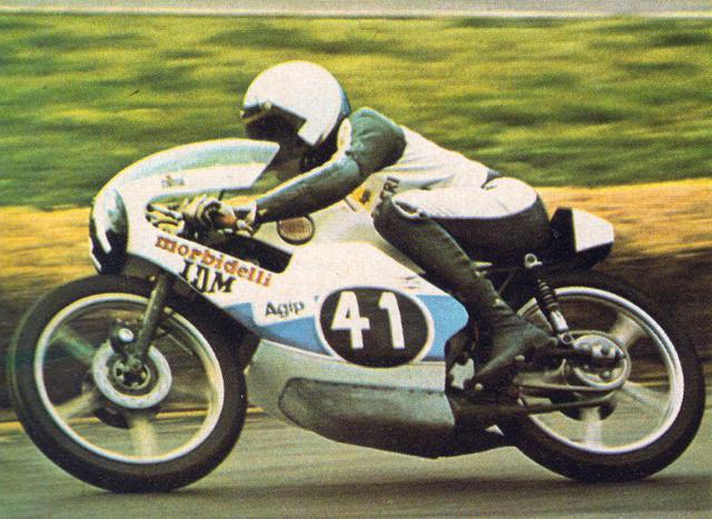 画像: 1975年、イタリアGP125ccクラスでモルビデリを駆るパオロ・ピレリ。 it.wikipedia.org