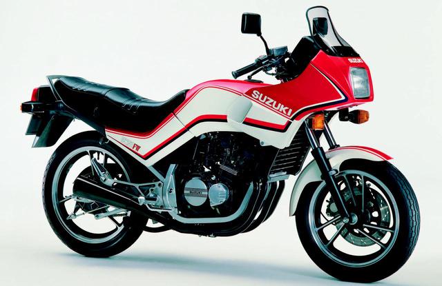 画像: 1983年3月に国内発売されたスズキGS250FW。世界初の量産公道用水冷4ストローク4気筒250ccモデルであり、36ps/11,000rpmというスペックでした。 www.autoby.jp