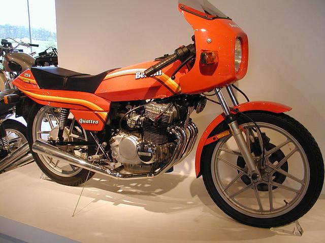 画像: アメリカのバーバーミュージアムに展示されるベネリ254。こちらは1981年型になります。 it.wikipedia.org