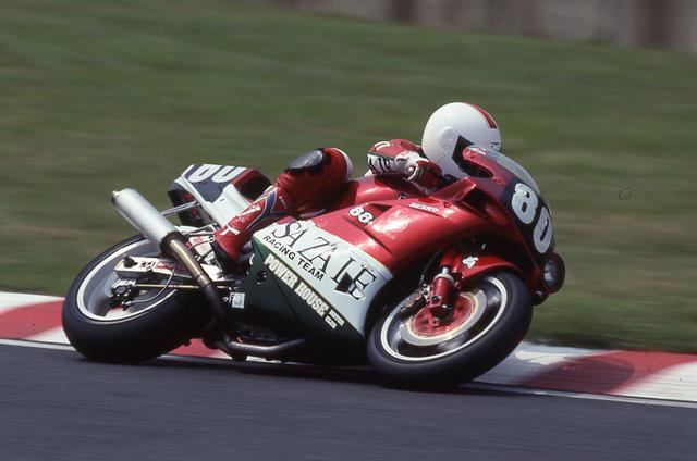 画像: 1990年鈴鹿8耐を走る、マッシモ・ブロッコリ/ステファノ・カラッキ組のドゥカティ888。翌1991年には、レイモン・ロッシュ/ジャンカルロ・ファラッパ組、ステファン・メルテンス/ダビド・タルドッツィ組と、SBKで活躍するライダーたちがドゥカティ888で参戦するも、残念ながらいずれの年も目覚ましい成績を残すことはできませんでした・・・。 suzuka8hours.lrnc.cc