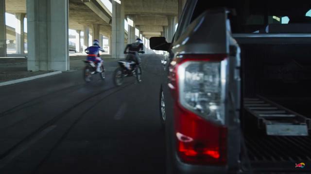 画像: ピックアップトラックを停め、バイク2台を降ろした2人はそれに跨がり、ロサンゼルスの中心部へと走り出しました・・・。 www.youtube.com