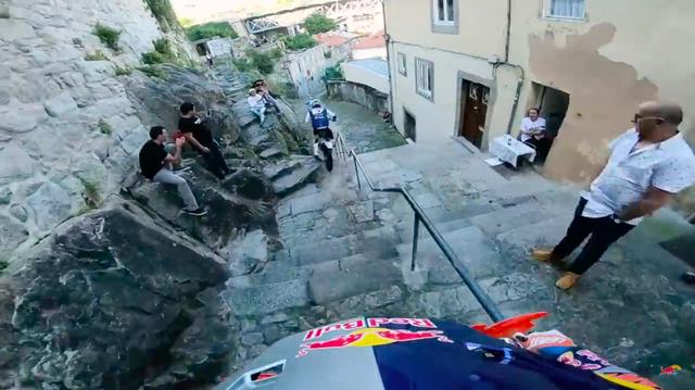 画像: ポルトのレースは、狭い石階段が続く市街地もコースに組み込まれています。輪止めとか手すりとか、直撃したら大怪我しそうな障害物が多いですが、おかまいなしに飛ばすので見てて怖いです・・・。 www.youtube.com