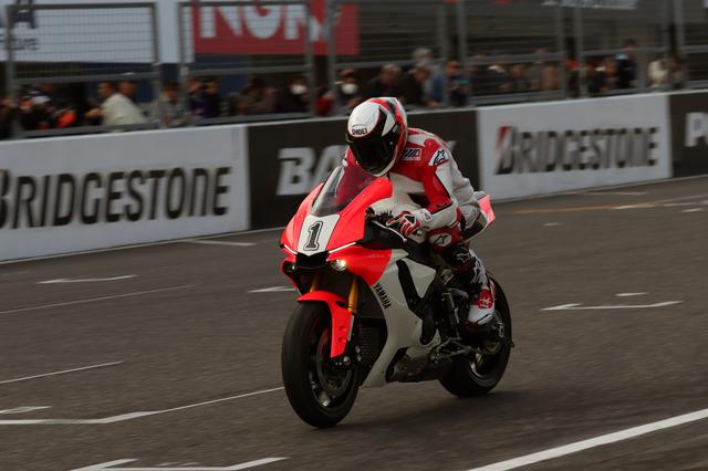 画像: 2019年の「SUZUKA Sound of ENGINE 2019」でレイニーが駆ったのは、下半身の自由がきかない人でも操縦可能なようにモディファイされたヤマハYZF-R1でした。往年のマルボロカラーが感涙を誘いましたね・・・。 ©︎鈴鹿サーキット/モビリティランド