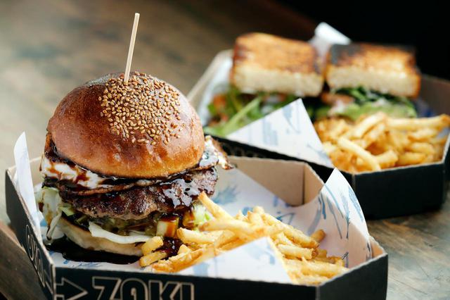 画像: ふたりがよくオーダーするのは、テリヤキエッグバーガー(1,000円・手前)とアボカドシュリンプサンド(950円・奥)