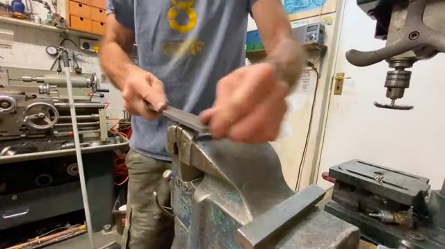 画像: 今回の動画で紹介される作業は、基本的に「手」と、一般的なホームセンターでも入手可能なハンドツールが活躍します。 www.youtube.com