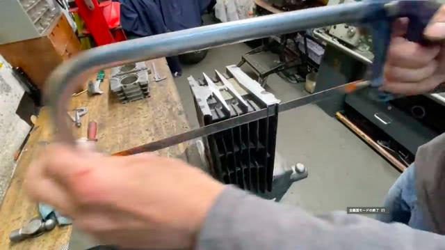 画像: シリンダーのフィンの長さなどを整える作業は、金ノコが活躍! www.youtube.com