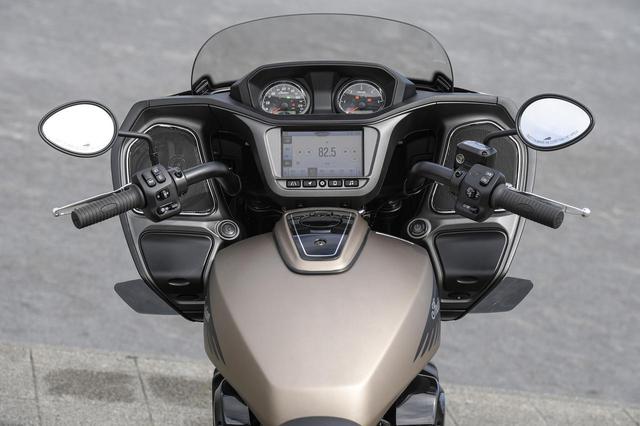 画像: 高出力6.5インチスピーカー、オーディオシステムを標準装備している。クルーザーらしいハンドル位置で、センターには7インチ画面のモニターを装備する。また、燃料タンク容量は22.7Lとなっている。