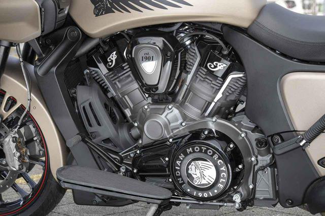 画像: 最高出力122PSの最新水冷V-Twinエンジンユニット。インディアンのロゴが各部に配置され、効果的にドレスアップされている。