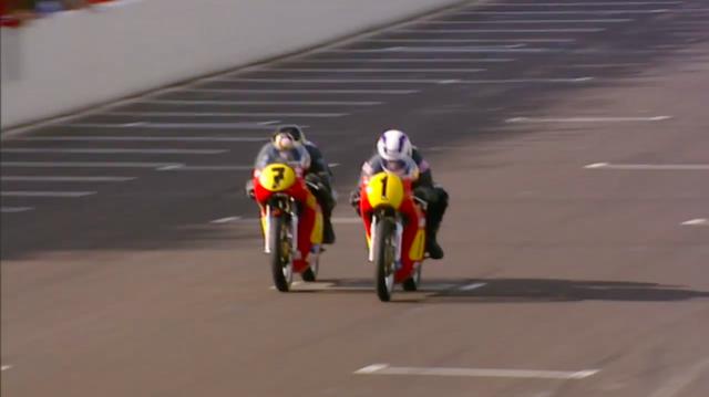 画像: 日曜日のレースの最終ラップのホームストレート! 果たしてガードナーとシーン、勝者はどっち!? www.youtube.com