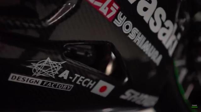 画像: フェアリングの「Kawasaki」ロゴの下には、おなじみ? の「ヨシムラ YOSHIMURA」のロゴが・・・。 www.youtube.com
