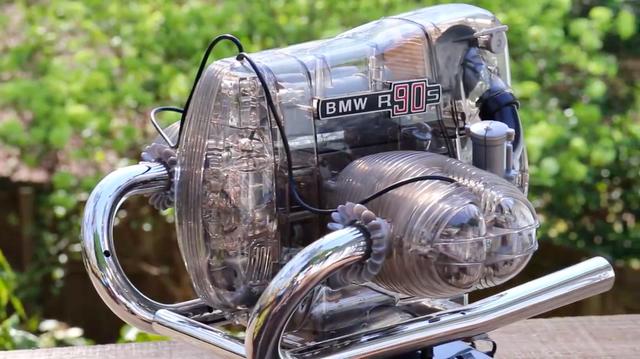 画像: 動画の最後では、完成した1/2スケールモデルの内部パーツが動く様子を収録しています。 www.youtube.com