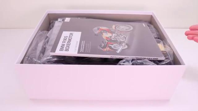 画像: 箱を開けて・・・から動画はスタートしますが、なかなか映像表現の手法も凝っています。 www.youtube.com