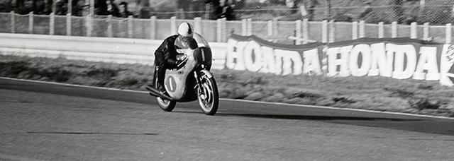画像: 1963年日本GP(鈴鹿)350ccクラスでホンダRC4気筒を駆るジム・レッドマン。日本でのGP開催の歴史はこの年にスタートしましたが、1968〜1986年までは日本での開催がない時代が続きました・・・。 www.honda.co.jp