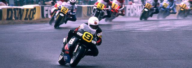 画像: 1987年、鈴鹿に帰ってきた記念すべき世界ロードレースGP・・・当時の最高峰500ccクラス決勝は雨でした。9番ロン・ハスラム(エルフ-ホンダ)の後を走るのは、この年王者となったワイン・ガードナー(2番、ホンダ)。なおこのレースはランディ・マモラ(3番、ヤマハ)が優勝しました。 www.honda.co.jp