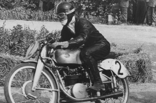 画像: 1951年、FBモンディアルに乗り世界ロードレースGP125cc王者となったC.ウビアリ。 www.motogp.com