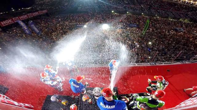 画像: 2017年鈴鹿8耐の表彰式・・・ライダー、参加者、スタッフが、長い時間を戦った「戦友」になったような気分になれる瞬間です。 ©︎鈴鹿サーキット/モビリティランド