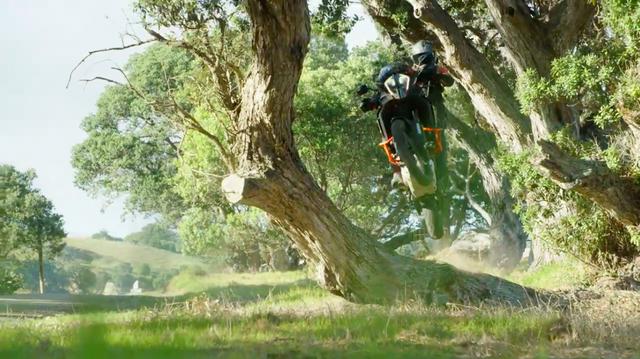 画像: 動画の大部分は、KTM 1290 SUPER ADVENTURE Rがガンガンオフロードを走破するシーンで占められています。 www.youtube.com