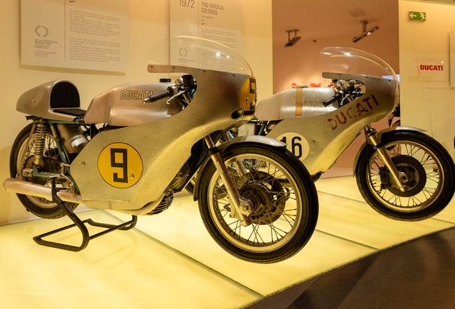 画像: ドゥカティ・ムゼオの所蔵車。左はGP500ccクラス用Vツイン。右は1972年のイモラ・レーサーです。 www.flickr.com