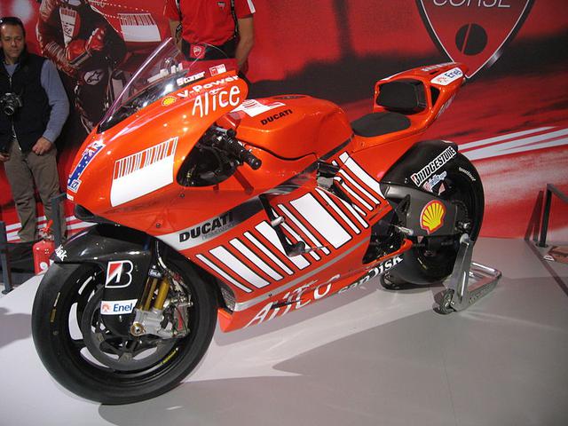 画像: 2008年のEICMAに展示された、ケーシー・ストーナー車のドゥカティデスモセディチGP8。 en.wikipedia.org