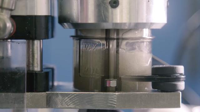 画像: ブレーキフルードを注入するマシンも、とても興味深いです・・・。 www.youtube.com
