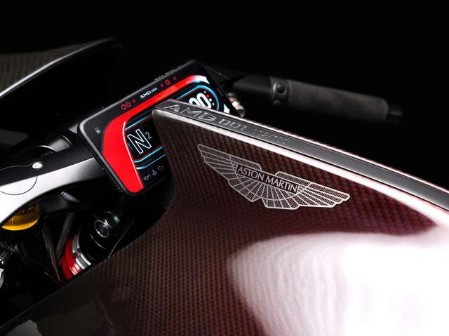 画像: 特徴的な"フィン"には、シリアルナンバーが刻印されています。 www.astonmartin.com