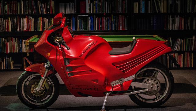 画像: 1986年、わずか6台が製造されたランボルギーニ・ブランドのボクサーバイク。そのアルミ製フレームは、GPマシンデザイナーとして活躍したクロード・フィオールの手によるものでした。 classicmotorhub.com