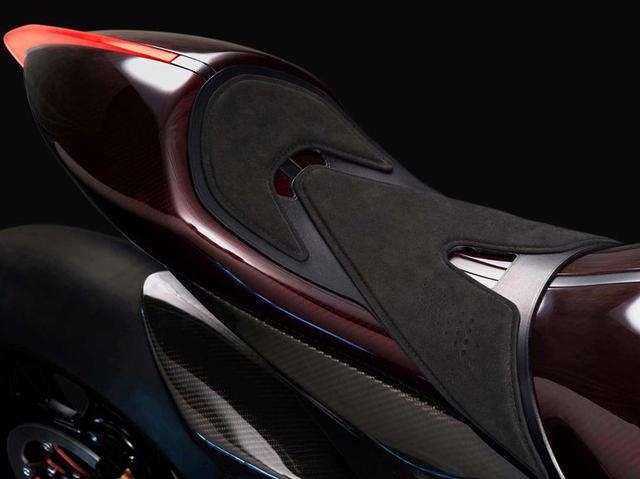 画像: カーボンファイバーの燃料タンクから、なだらかにつながるラインを描くシートまわり。 www.astonmartin.com