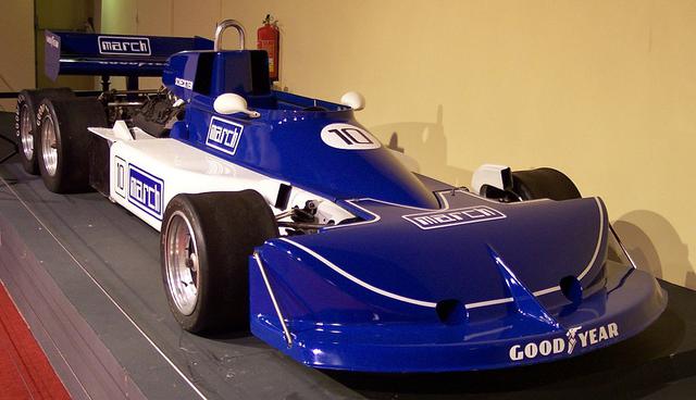 画像: 6輪F1の実験車であるマーチ2-4-0。ティレルP34は、当時の"タイヤ戦争"の加熱により、前輪用10インチタイヤの開発ペースが鈍ったことが戦闘力ダウンのひとつの理由になりましたが、マーチ2-4-0は当時主流の16インチタイヤを同サイズで6輪に採用することで、特殊なタイヤを使わなくても済むように考慮されています。 en.wikipedia.org
