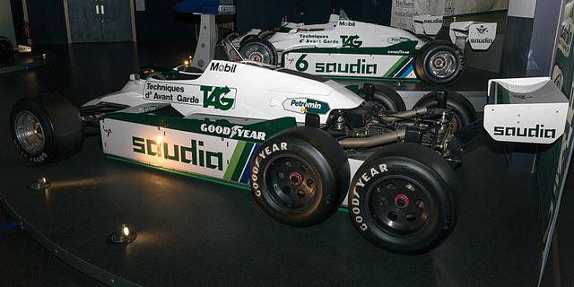 画像: 手前が6輪のウィリアムズFE08B、奥が4輪のFW08です。 commons.wikimedia.org