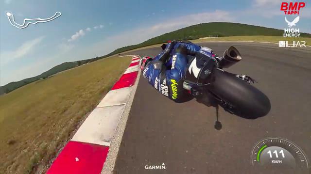 画像: ゼッケン7をつけた、YARTのFIM EWC用ヤマハYZF-R1。駆るのはLawrence読者にはおなじみ? のN.カネパです。 www.youtube.com