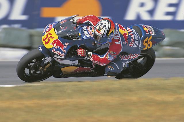 画像: 1999年、ヤマハYZR500(0WK1)を駆って、1勝と1度のポールポジションを記録したフランス人ライダー、レジス・ラコーニ。 global.yamaha-motor.com