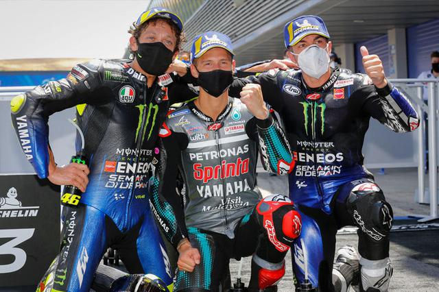 画像: ヤマハライダーの表彰台独占! 左から3位V.ロッシ、優勝のF.クアルタラロ、2位のM.ビニャーレス。 race.yamaha-motor.co.jp