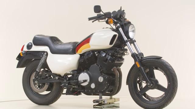 画像: プロジェクト・ノバのV4には、ツーリングモデルのほかスポーツモデルも計画されていました。リム・オン・ディスクのフロントブレーキは、後のビューエルを想起させますね。 www.youtube.com