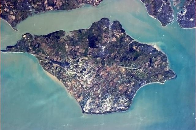 画像: ワイト島の、ISSから撮影された全景写真。 en.wikipedia.org