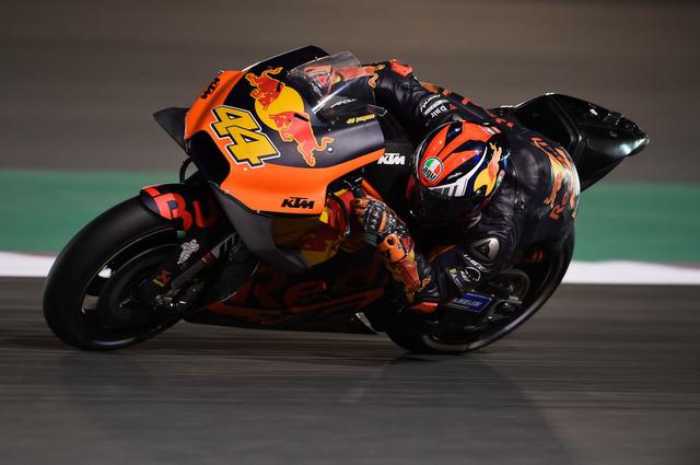 画像: 同じくカタールテストでのRC16とポル・エスパルガロ。ミサノでは予選でフロントローを獲得。そしてトップテンフィニッシュを8度記録し、獲得ポイント100点で年間ランキング11位となりました。 press.ktm.com