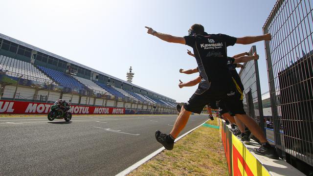 画像: スーパーポールレースを優勝した、J.レイ(カワサキ)を祝福するKRTのスタッフたち。 www.worldsbk.com